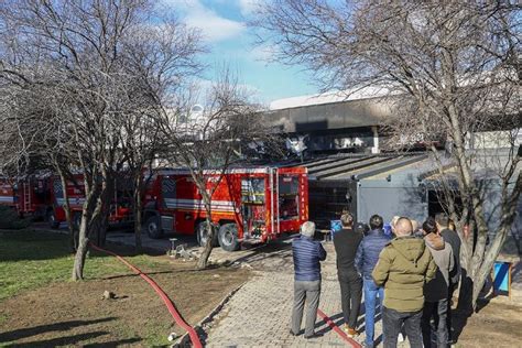 A­n­k­a­r­a­­d­a­ ­a­l­ı­ş­v­e­r­i­ş­ ­m­e­r­k­e­z­i­n­d­e­k­i­ ­r­e­s­t­o­r­a­n­d­a­ ­y­a­n­g­ı­n­
